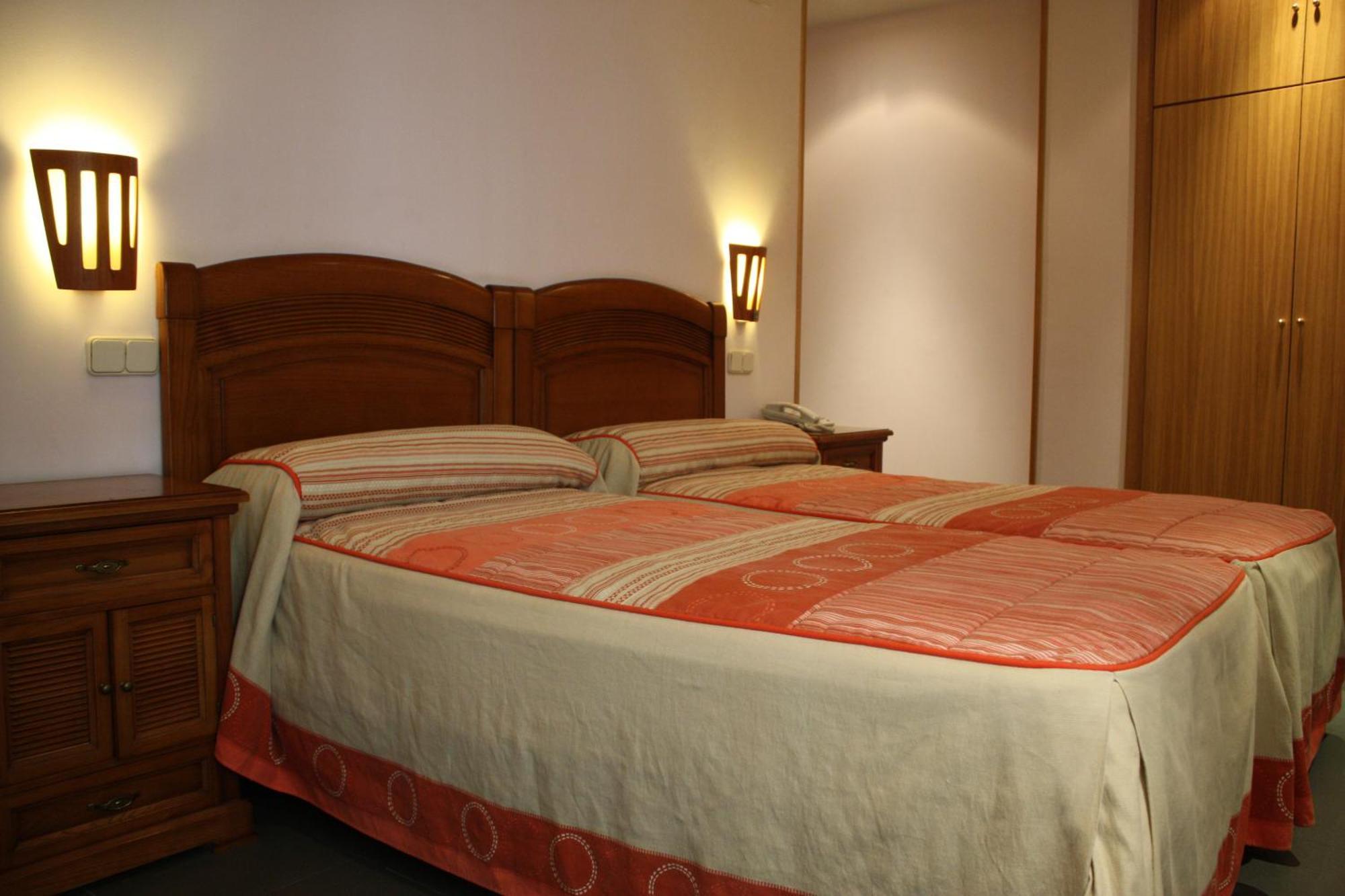 Hostal La Nava Madrid Exterior foto